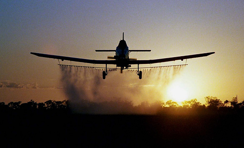405px-cropduster_spraying_pesticides 405px-cropduster_spraying_pesticides